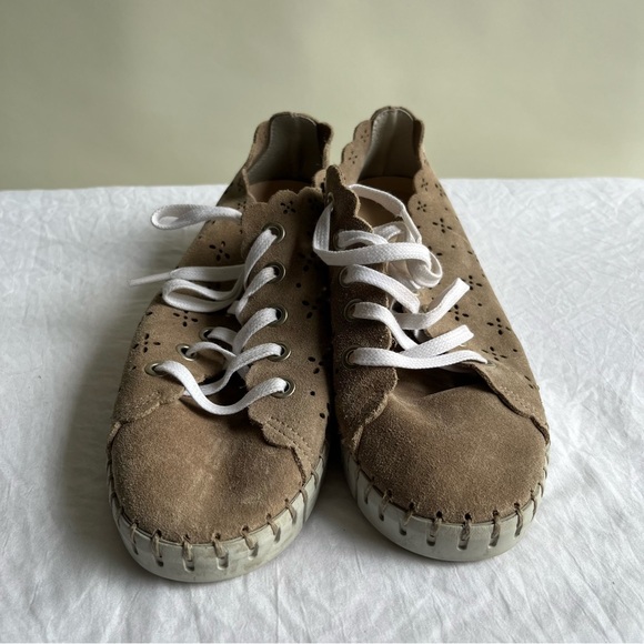 ❤️‍🔥BOGO FREE Anthropologie Scalloped Suede Perforated Sneakers Sz 37 Taupe - Picture 3 of 8